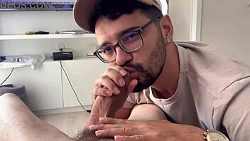 O novinho encontrou o padrinho e deu rola de presente