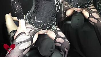 She shoves her cunt right in my face