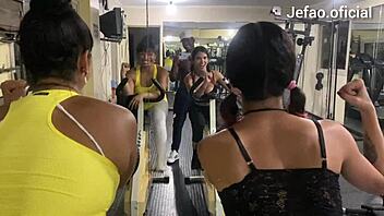 duas alunas pervesas e um treinador safado loko pra empurrar a piroca nelas 😈