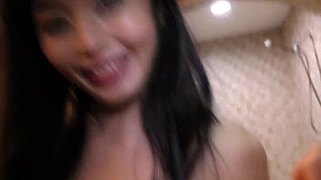 Göğüslü Asyalı öğretmen Marica Hase öğrencinin büyük siyah sikinden anal içe boşalma alır, izledim!