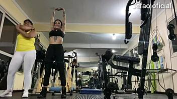 duas alunas pervesas e um treinador safado loko pra empurrar a piroca nelas 😈