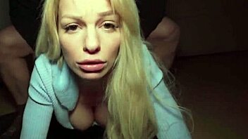 Publiek Duitse blonde milf gekreampied door grote lul in lepelen.