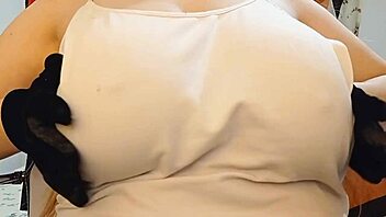 girl with big boobs exposes tits on tinder 😍