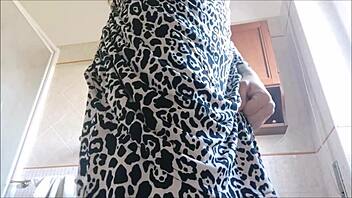 Chantalのワイルドなトイレフェティシ、信じられないおしっことオナラシーン