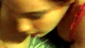 زوجة BBW تمص زبي الغليظ بنهم جامح