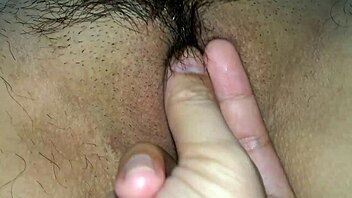 Hey, what's happening in this Vietnamese video clip?