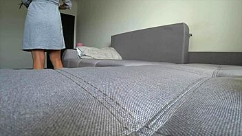 Nevasta adevărată înșală pe canapeaua acasă cât soțul e la muncă