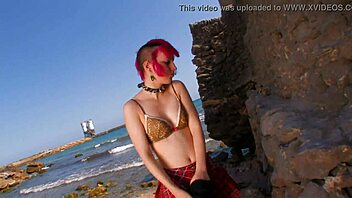 यंग 18+ पंक लड़की बाहर टीज करती नंगी हो गई