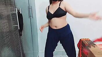 Pakistansk jente river klærne og danser naken på live videochat for kundens krav 😏💃
