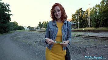 מלצרית ג'ינג'ית סקסית מזיינת דוגיסטייל במקום ציבורי