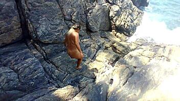 Paty Bumbum et Alex Lima baisent avec une bite massive sur l'île sauvage de Fernando de Noronha, chaleur brésilienne et action brute en rouge.