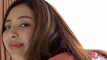 Hinuki wakes up and flaunts her natural assets in this Japanese porn video