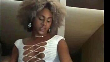 Dos Mujeres Brasileñas Celebran el Año Nuevo Bailando y Actuando