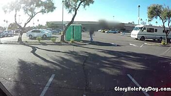 Holka z Walmartu saje kurva přímo před obchodem