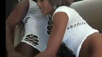 Dos Mujeres Brasileñas Celebran el Año Nuevo Bailando y Actuando