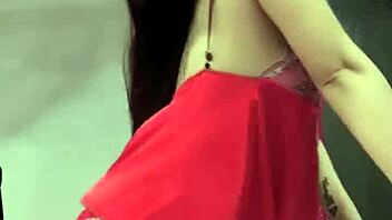 v�y ren nhảy khoe m�ng khoe ngực