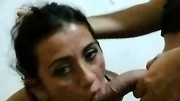 Kåt colombiansk MILF sugen på rik bareback knull