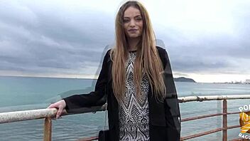 Clara Belle Étudiante Est Très Chaude Pour Baiser Son Formateur