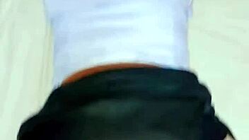 นักศึกษาชาวไทยหาเงินในชุดนักเรียน