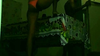 Tava na cozinha e ele chegou com o pau duro