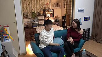 히든캠이 침대에서 날씬한 미녀 핸드잡과 페이스 시팅 포착