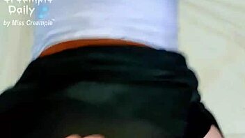 นักศึกษาชาวไทยหาเงินในชุดนักเรียน