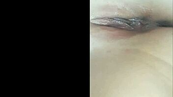 i am putting a glass dildo into my pussy, it's so wet and horny 😈