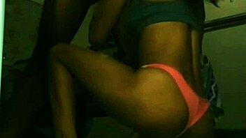 Tava na cozinha e ele chegou com o pau duro