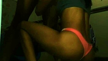 Tava na cozinha e ele chegou com o pau duro