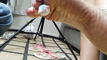 Kiffa, the dominatrix queen, crushes candies and marshmallows in a fetish video that features foot worship, red nails, and food and object crush