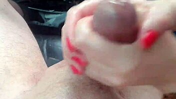 Am oprit călătoria pentru handjob-ul ei până ejaculez