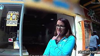 迷人捷克荡妇在商场被挑逗，然后在POV中被猛插