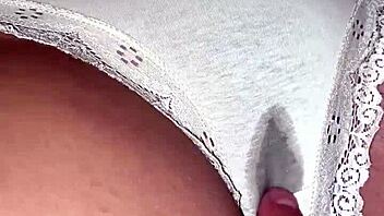 Proč kape chlupatá kunda MILF Mary Di během masáže?