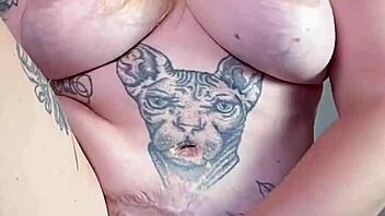 Curvy pawg explores her hairy beaver with fingers