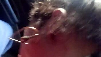 Brazilian shemale gets oral pleasure in a car