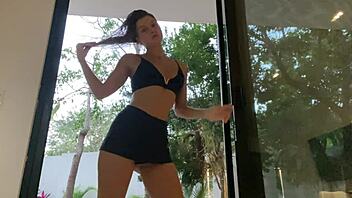 Babe brunette basah koyak pakaian