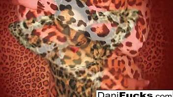 Seksikäs Dani Daniels sormittaa tiukkaa kosteaa pilluaan?