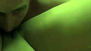 Model Brunetă cu Tite Silicone Mari Suge Pulă. E Pro la Mofozo Com.