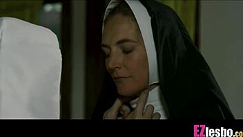 Nevina plavuša kaluđerica moli starijeg za oproštaj sada