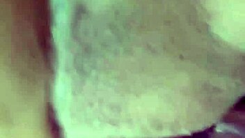 Historie om sæd der drypper ud af hendes fitte