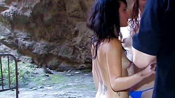 due more con tette naturali e fighe bagnate sulla spiaggia si dividono un cazzo vigoroso 😘