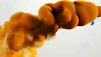 Uită-te cum Rubia își mângâie pizda perfectă și face squirt 😍