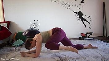 Aurora Willows' yoga and foot fetish lesson