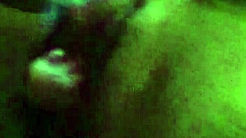 Fekete nő mesél sztorit fekete barátjának