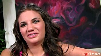 Oye, mira esta amateur 18+ con brackets provocando para una facial caliente.