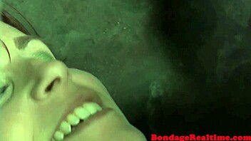 Hey, wil je Rain DeGrey zien vastgebonden in een doos voor kinky BDSM plezier? Vertel hoe je deze onderdanige setup vindt!