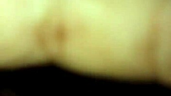 Hey, can you believe how this young Novinha squirts in her tight skirt?