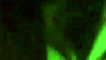 Fekete nő mesél sztorit fekete barátjának