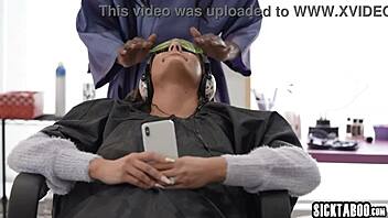 Голям задник ебони MILF Ана Фокс чука мъжа на клиентката силно