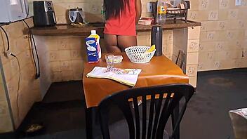 J'ai baisé la jeune belle-mère chaude 18+ de mon père ?